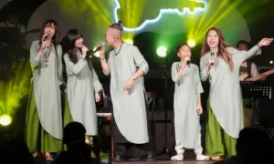 Jimmii Nguyễn hát cùng vợ con