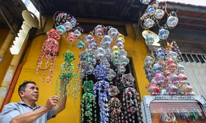 Người đàn ông làm hàng trăm lồng đèn từ vỏ lon Người đàn ông làm hàng trăm lồng đèn từ vỏ lon
