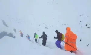 Du khách thức suốt đêm vì sợ bị bão tuyết 'chôn sống' trên Everest Du khách thức suốt đêm vì sợ bị bão tuyết 'chôn sống' trên Everest