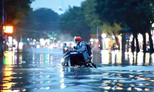 Nhiều trường ở TP HCM cho học sinh về sớm tránh triều cường